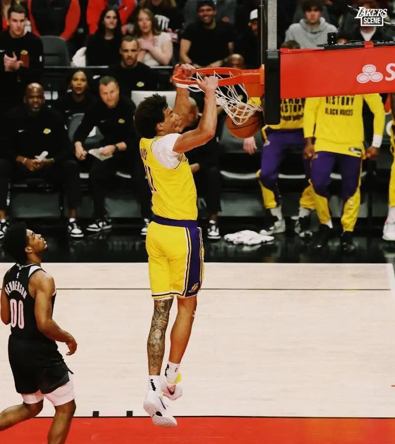 湖人外线三分猛攻,连克劲旅 湖人外线三分猛攻,连克劲旅