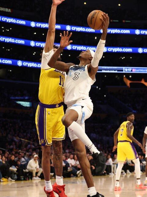 激战胜利关键时刻,球员展现最佳状态的简单介绍 激战胜利关键时刻,球员展现最佳状态的简单介绍