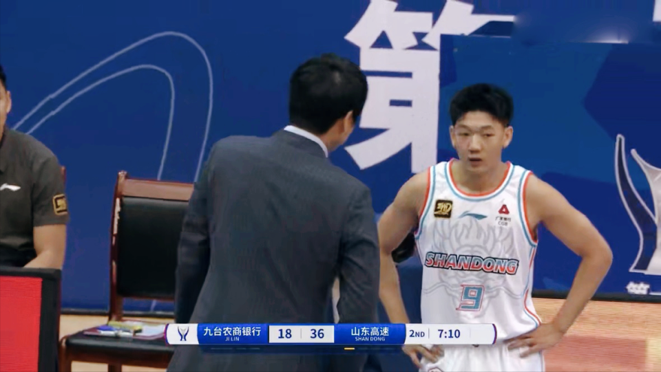 青岛队队员联手逆袭,客场大胜对手 青岛队队员联手逆袭,客场大胜对手