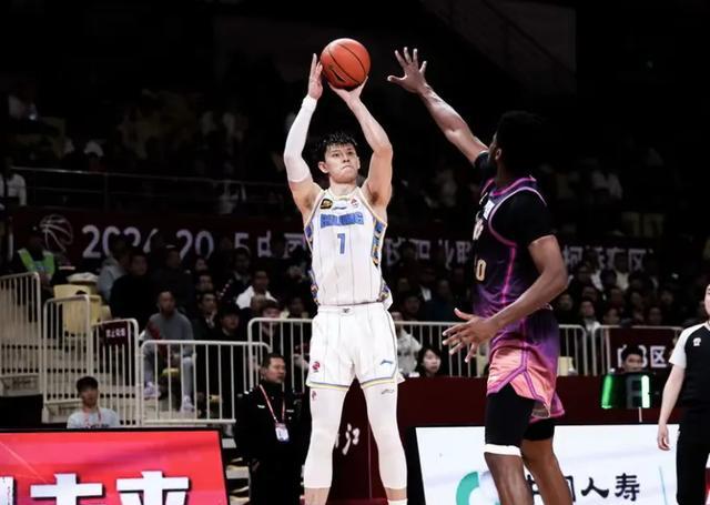 国际篮球赛开幕,各队实力角逐争冠 国际篮球赛开幕,各队实力角逐争冠