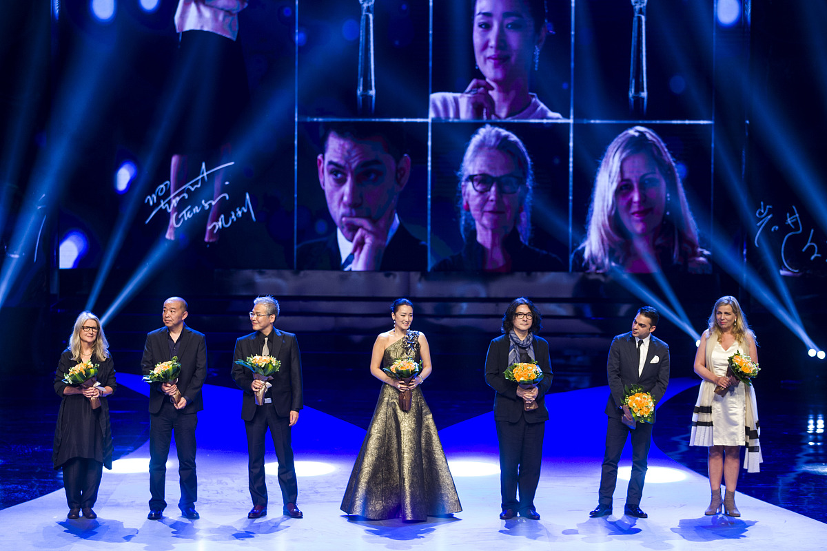 球场风云变幻,英豪对决令人热血沸腾的简单介绍 球场风云变幻,英豪对决令人热血沸腾的简单介绍