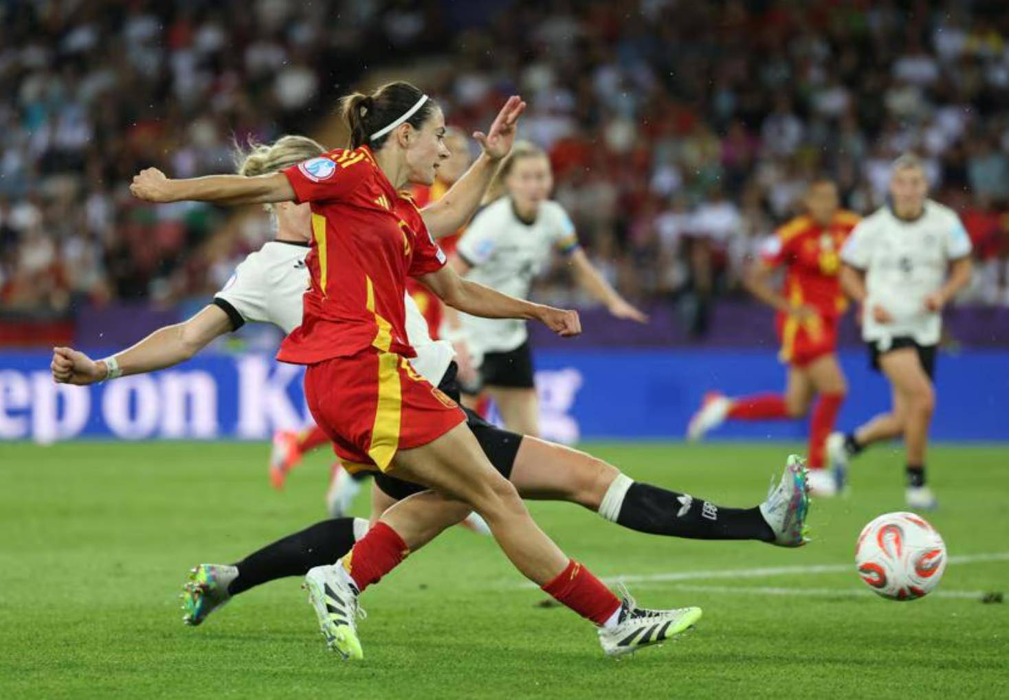 国家女子足球队在比赛中再次夺冠取得胜利 国家女子足球队在比赛中再次夺冠取得胜利