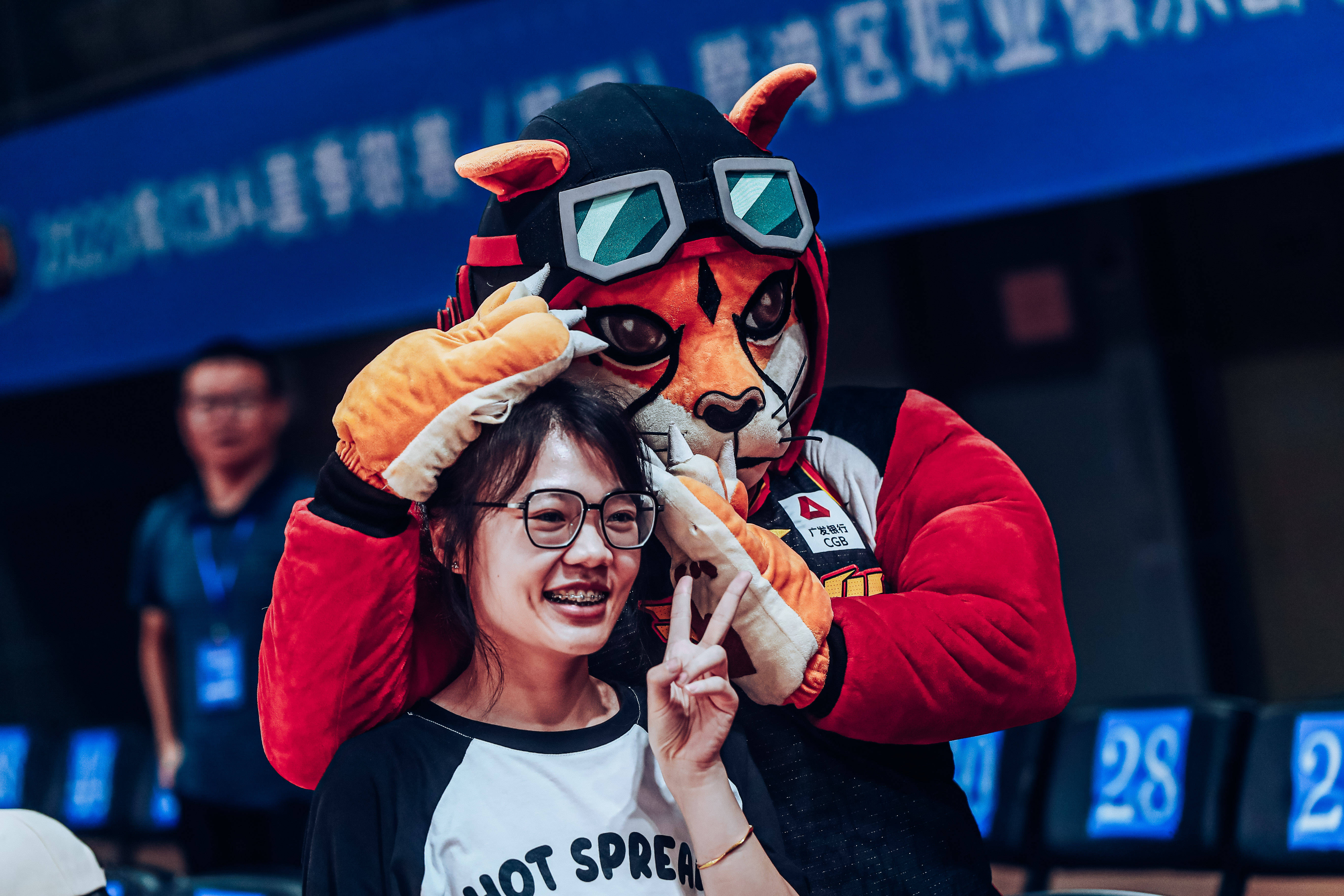 情绪高涨的比赛现场,球迷热情满满欢呼助威 情绪高涨的比赛现场,球迷热情满满欢呼助威