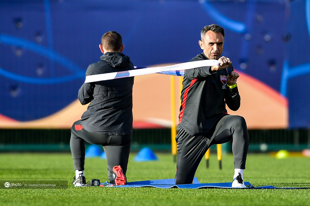 深圳佳兆业力求突破,球员积极训练的简单介绍 深圳佳兆业力求突破,球员积极训练的简单介绍