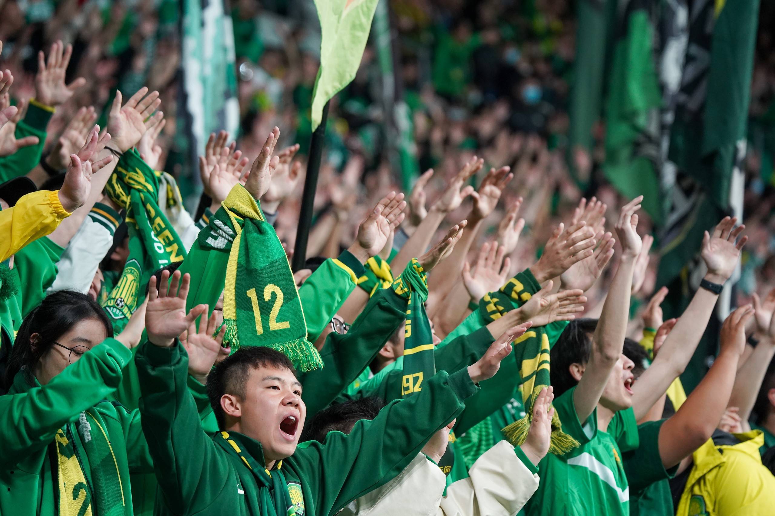 包含万众瞩目!一场足球比赛震撼全球球迷的词条 包含万众瞩目!一场足球比赛震撼全球球迷的词条