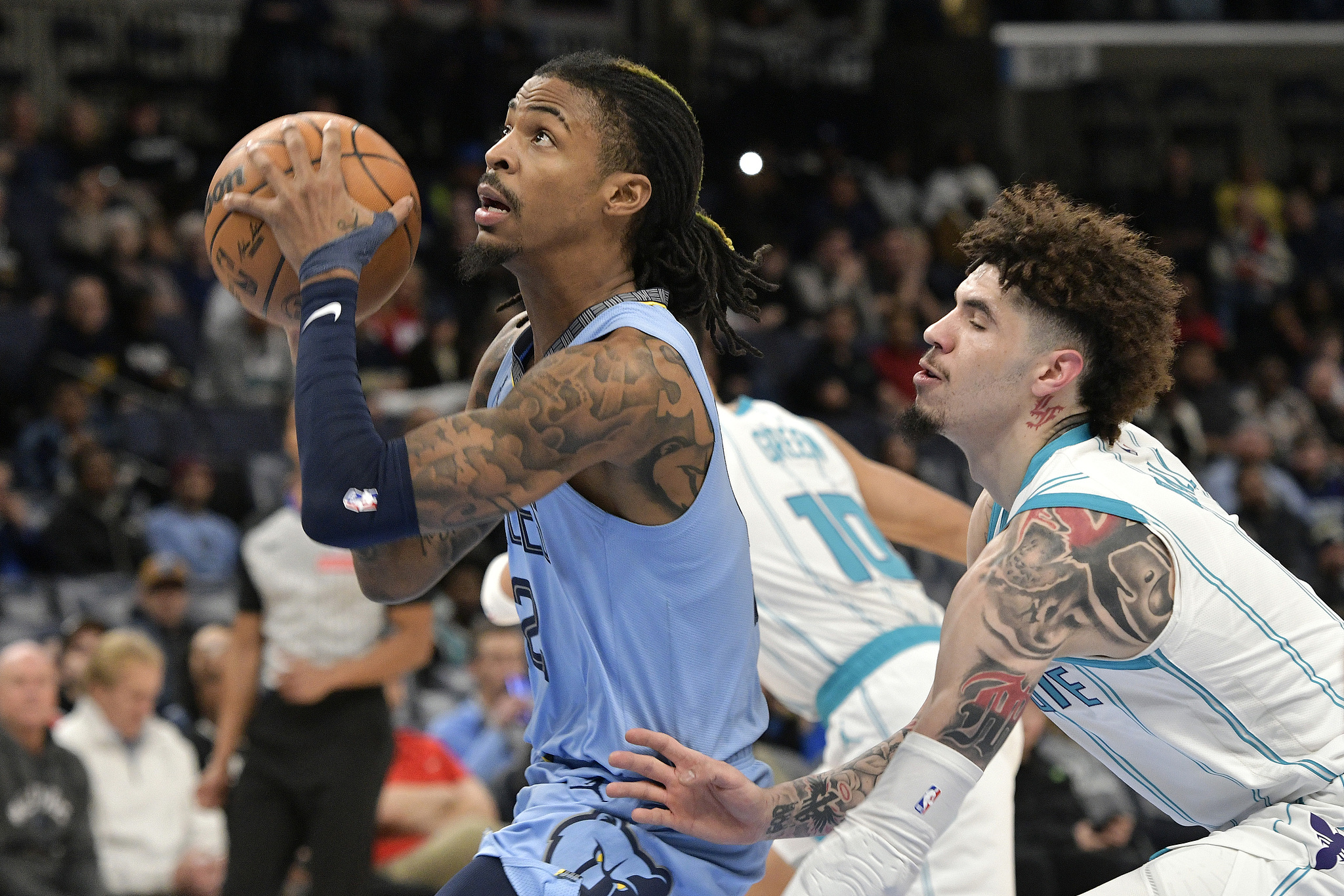 黄蜂大胜灰熊,保持领先 黄蜂大胜灰熊,保持领先