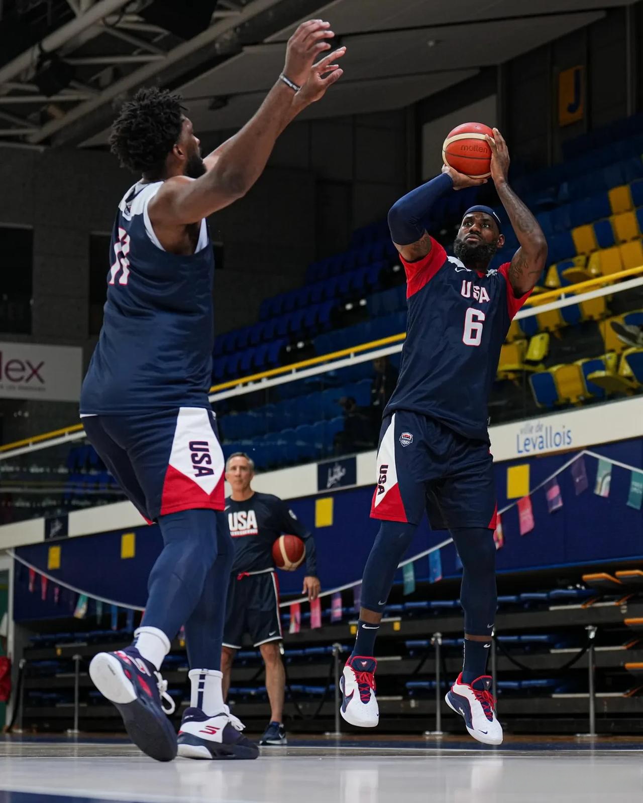 篮球巡回赛上演激烈交锋,劲敌激烈对抗 篮球巡回赛上演激烈交锋,劲敌激烈对抗